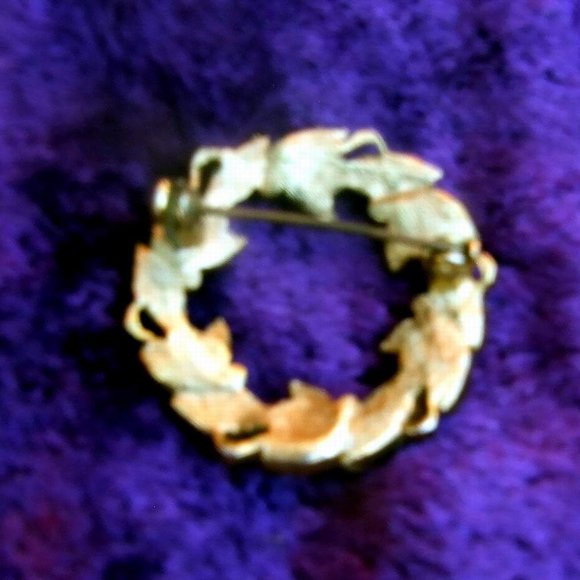 Vintage Rhinestone Gold Tone Wreath Brooch - Picture 2 of 2